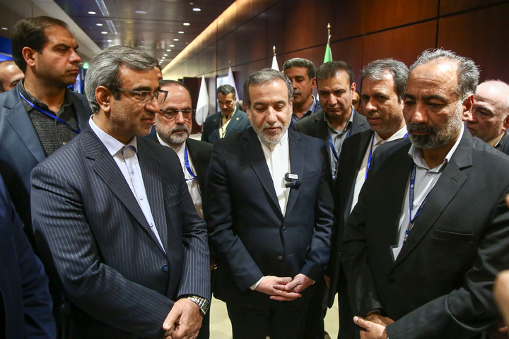 Iranian FM visits exhibition of knowledge-based companies