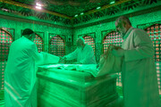 مراسم إزالة الغبار عن ضریح الإمام الرضا(ع) الطاهر