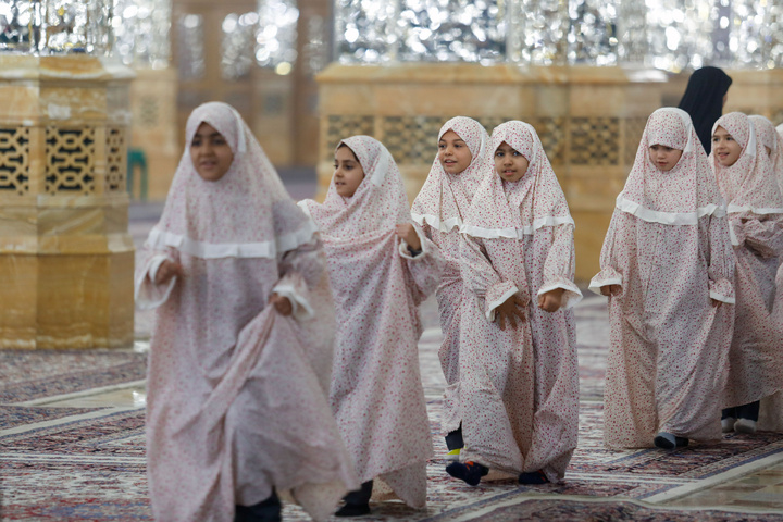 جشن  تکلیف ۸۸۸ نفر از دانش آموزان دختر در حرم مطهر رضوی