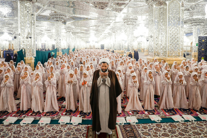 جشن  تکلیف ۸۸۸ نفر از دانش آموزان دختر در حرم مطهر رضوی