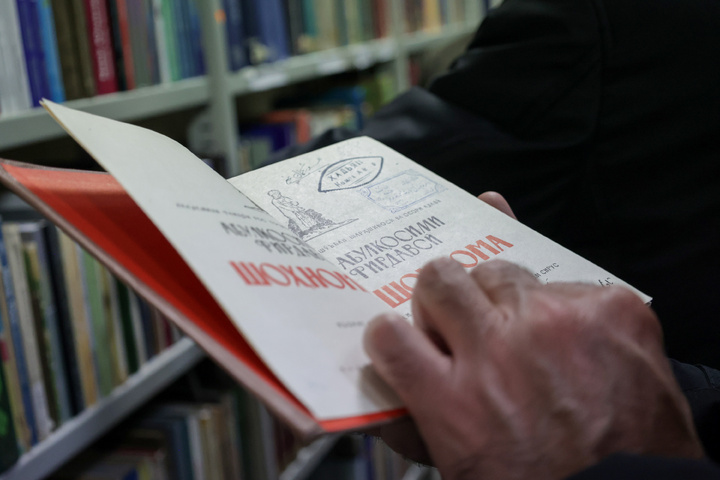 Tajik professors visit Imam Reza shrine, tour library