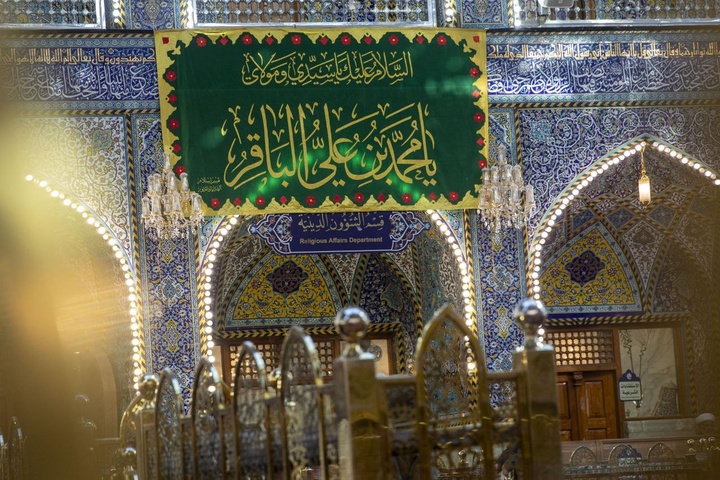 نصب کتیبه های ولادت امام باقر(ع) در حرم مطهر حسینی