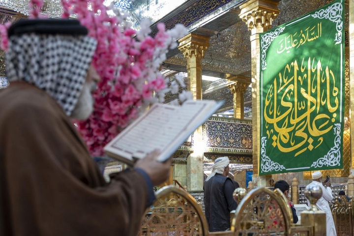 نصب کتیبه های ولادت امام باقر(ع) در حرم مطهر حسینی