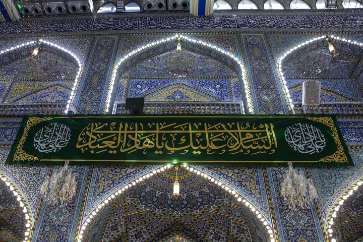 نصب کتیبه های ولادت امام باقر(ع) در حرم مطهر حسینی