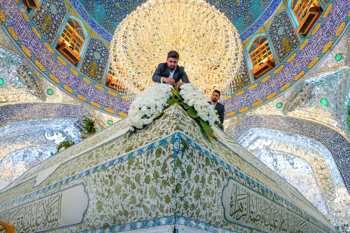 گل آرایی ضریح مطهر امام علی(ع) به مناسبت ولادت امیرالمومنین(ع)