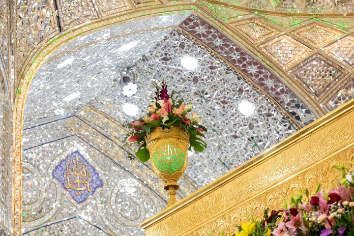 گل آرایی ضریح مطهر امام حسین(ع) به مناسبت ولادت مولد کعبه