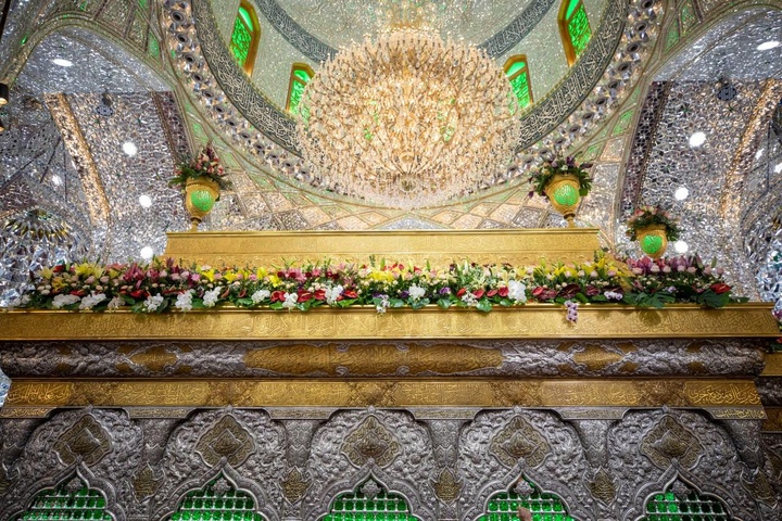 گل آرایی ضریح مطهر امام حسین(ع) به مناسبت ولادت مولد کعبه