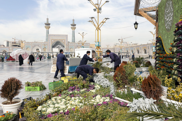 ولادت امیرالمؤمنین حضرت علی(ع) کی مناسبت سے حرم امام رضا(ع) کو سجانے کو مناظر