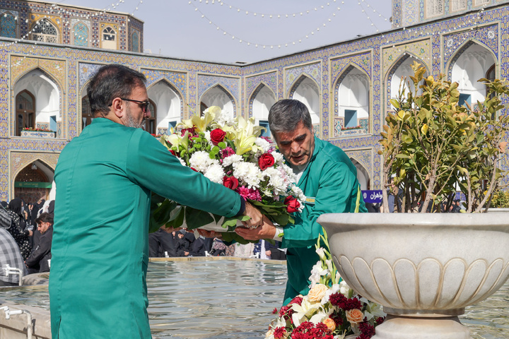 ولادت امیرالمؤمنین حضرت علی(ع) کی مناسبت سے حرم امام رضا(ع) کو سجانے کو مناظر