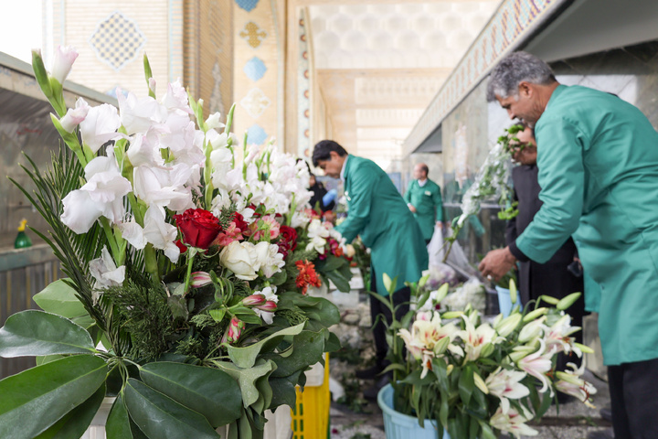 ولادت امیرالمؤمنین حضرت علی(ع) کی مناسبت سے حرم امام رضا(ع) کو سجانے کو مناظر