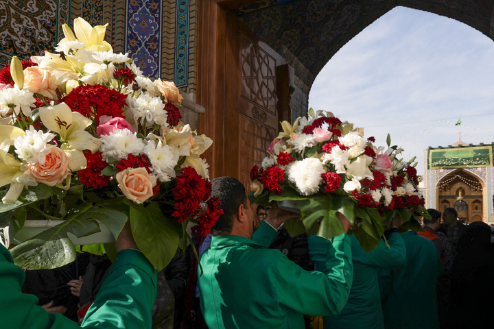 ولادت امیرالمؤمنین حضرت علی(ع) کی مناسبت سے حرم امام رضا(ع) کو سجانے کو مناظر