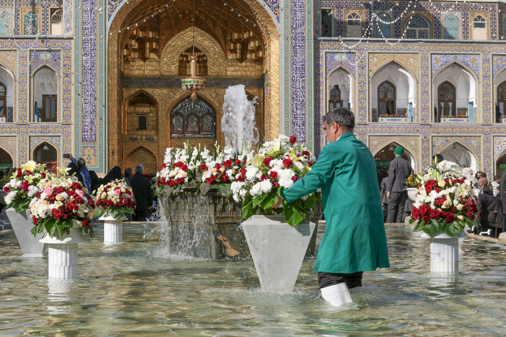 ولادت امیرالمؤمنین حضرت علی(ع) کی مناسبت سے حرم امام رضا(ع) کو سجانے کو مناظر