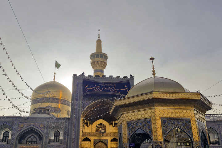 حضرت امام موسیٰ کاظم(ع) کی شہادت کی مناسبت سے حرم امام رضا(ع) سوگ کی علامت کے طور پر سیاہ پوش