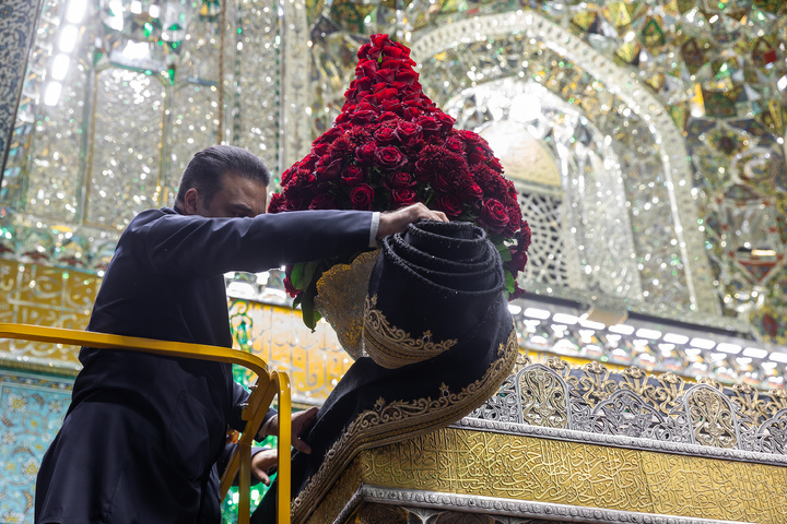 حضرت امام موسیٰ کاظم(ع) کی شہادت کی مناسبت سے حرم امام رضا(ع) سوگ کی علامت کے طور پر سیاہ پوش