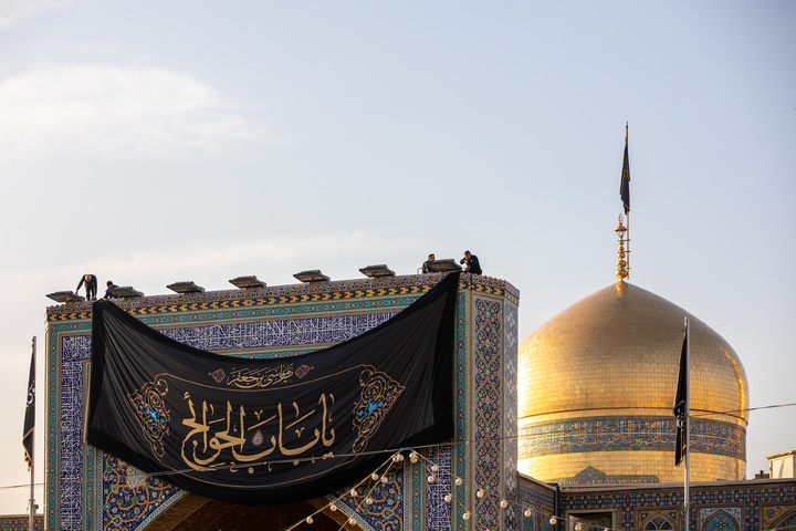 حضرت امام موسیٰ کاظم(ع) کی شہادت کی مناسبت سے حرم امام رضا(ع) سوگ کی علامت کے طور پر سیاہ پوش