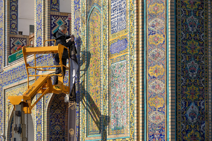 حضرت امام موسیٰ کاظم(ع) کی شہادت کی مناسبت سے حرم امام رضا(ع) سوگ کی علامت کے طور پر سیاہ پوش