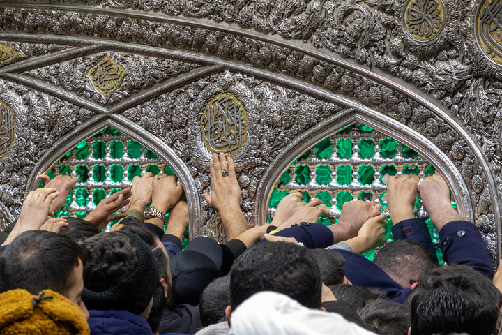 حضرت امام موسیٰ کاظم(ع) کی شہادت کی مناسبت سے حرم امام رضا(ع) سوگ کی علامت کے طور پر سیاہ پوش