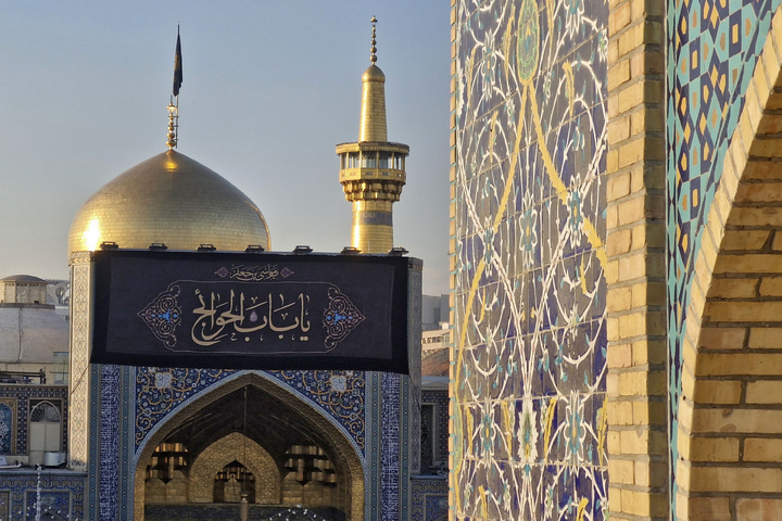 حضرت امام موسیٰ کاظم(ع) کی شہادت کی مناسبت سے حرم امام رضا(ع) سوگ کی علامت کے طور پر سیاہ پوش