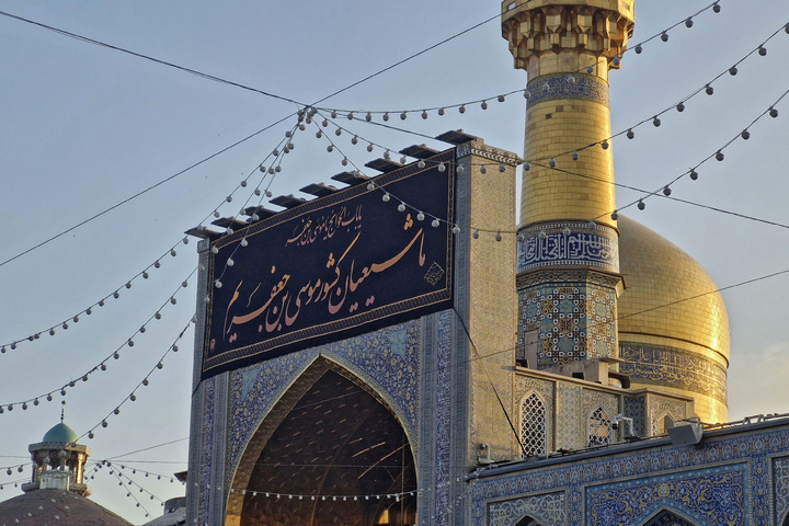 حضرت امام موسیٰ کاظم(ع) کی شہادت کی مناسبت سے حرم امام رضا(ع) سوگ کی علامت کے طور پر سیاہ پوش