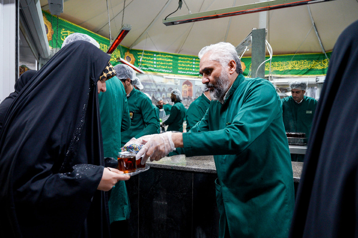 حرم امام رضا(ع) میں عید مبعث کی مناسبت سے جشن کا انعقاد