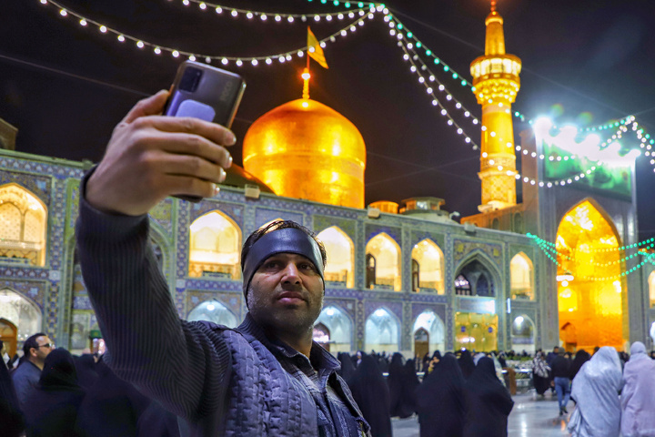 حرم امام رضا(ع) میں عید مبعث کی مناسبت سے جشن کا انعقاد