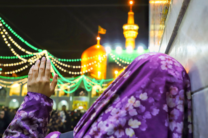 حرم امام رضا(ع) میں عید مبعث کی مناسبت سے جشن کا انعقاد