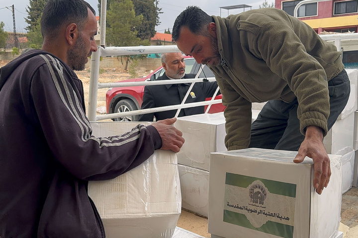 لبنان میں شامی پناہ گزینوں کے درمیان آستان قدس رضوی کی جانب سے امدادی پیکجز تقسیم کئے گئے