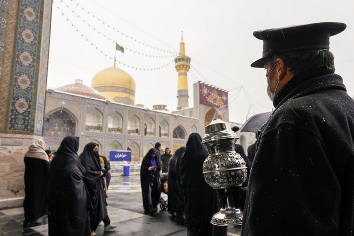 بارش برف در حرم مطهر امام رضا(ع)