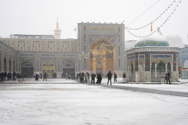 بارش برف در حرم مطهر امام رضا(ع)