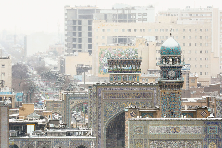 بارش برف در حرم مطهر امام رضا(ع)