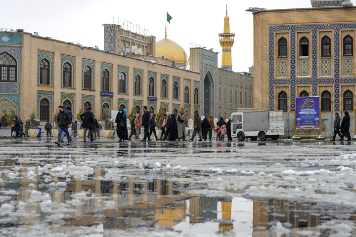 بارش برف در حرم مطهر امام رضا(ع)