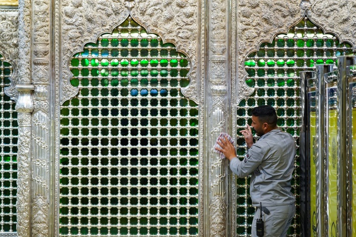 غبار روبی مضجع منور امامین عسکریین علیهم السلام