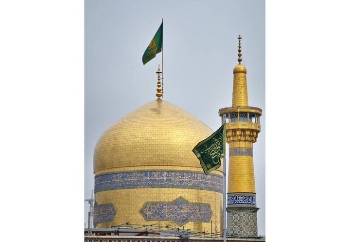 رفع رایة« نَصرُ مِنَ الله و فَتح قَریب» بجوار قبة الحرم الرضوي الشریف رفع رایة« نَصرُ مِنَ الله و فَتح قَریب» بجوار قبة الحرم الرضوي الشریف