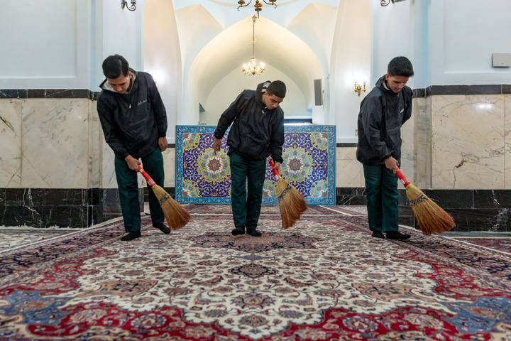 غبار روبی مسجد گوهرشاد حرم مطهر امام رضا علیه السلام