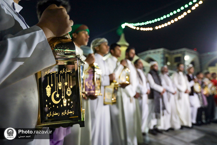 طقوس « هل هلالک یا رمضان» التقليدية في الحرم الرضوي الشریف