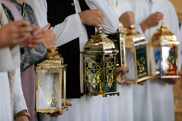 طقوس « هل هلالک یا رمضان» التقليدية في الحرم الرضوي الشریف