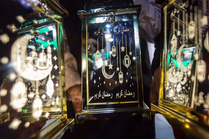 طقوس « هل هلالک یا رمضان» التقليدية في الحرم الرضوي الشریف