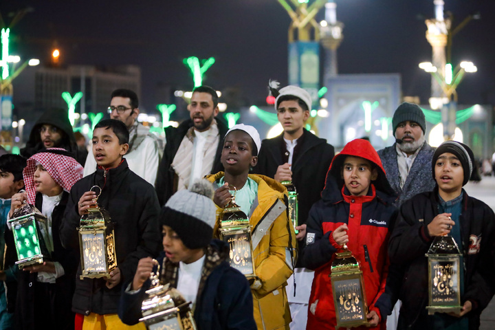 طقوس « هل هلالک یا رمضان» التقليدية في الحرم الرضوي الشریف