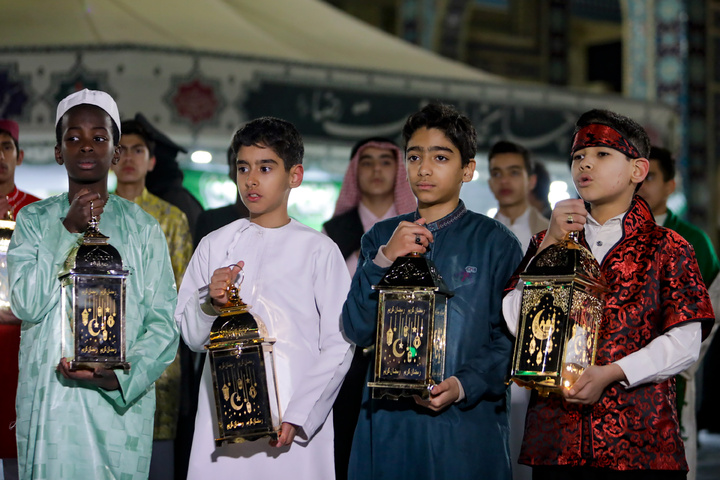 طقوس « هل هلالک یا رمضان» التقليدية في الحرم الرضوي الشریف