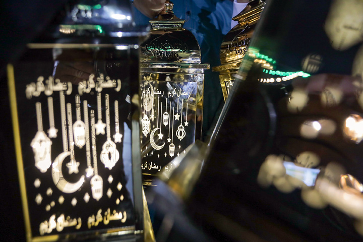 طقوس « هل هلالک یا رمضان» التقليدية في الحرم الرضوي الشریف
