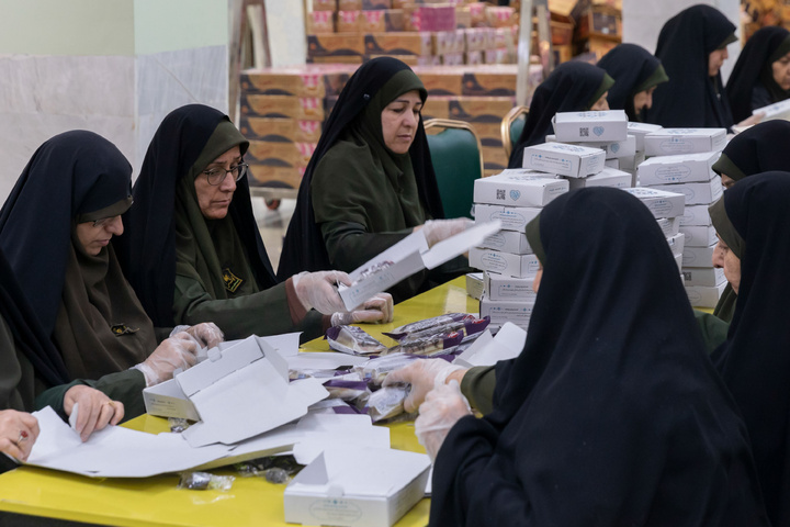 Light Iftar packs distributed at Imam Reza Shrine