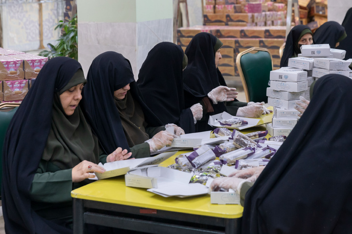 Light Iftar packs distributed at Imam Reza Shrine