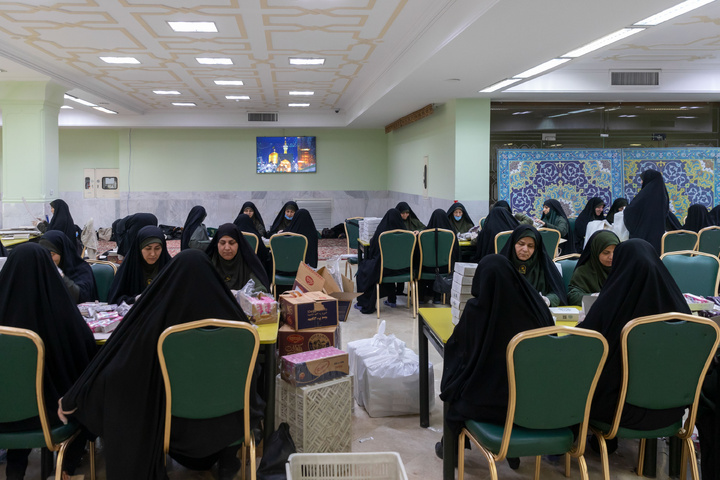 Light Iftar packs distributed at Imam Reza Shrine