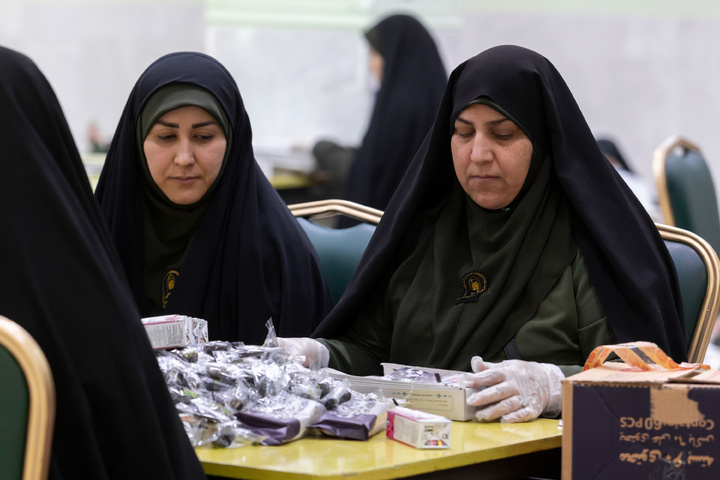 Light Iftar packs distributed at Imam Reza Shrine