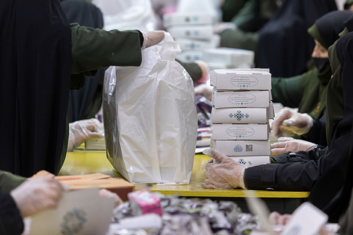 Light Iftar packs distributed at Imam Reza Shrine