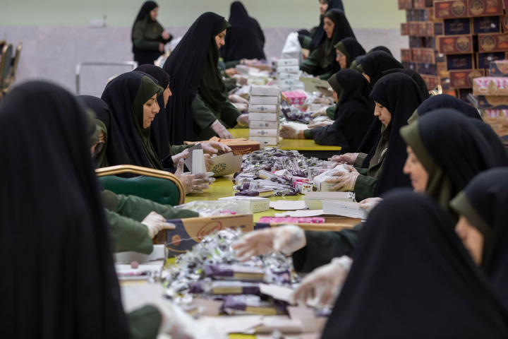 Light Iftar packs distributed at Imam Reza Shrine