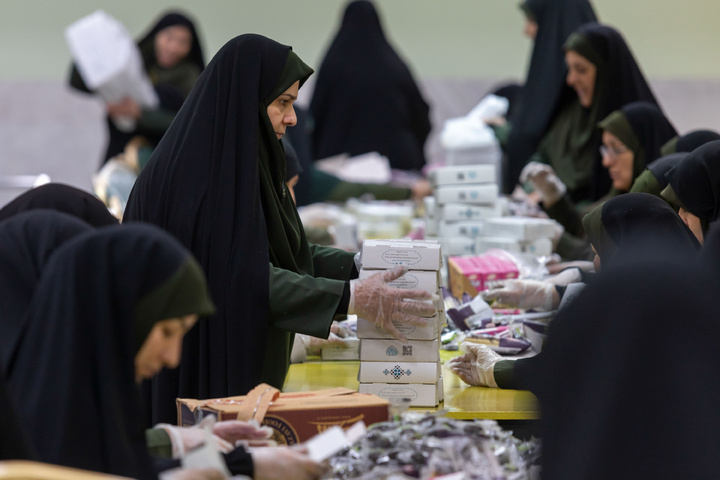 Light Iftar packs distributed at Imam Reza Shrine