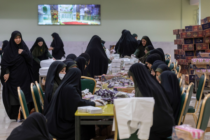 Light Iftar packs distributed at Imam Reza Shrine