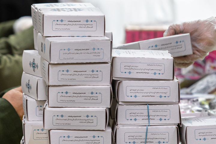 Light Iftar packs distributed at Imam Reza Shrine