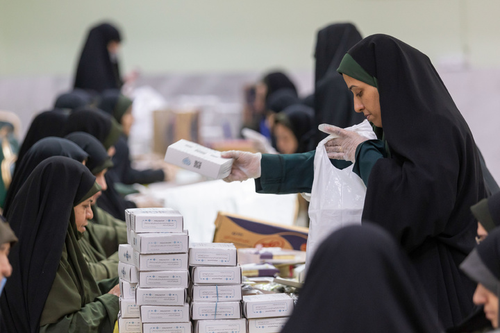 Light Iftar packs distributed at Imam Reza Shrine